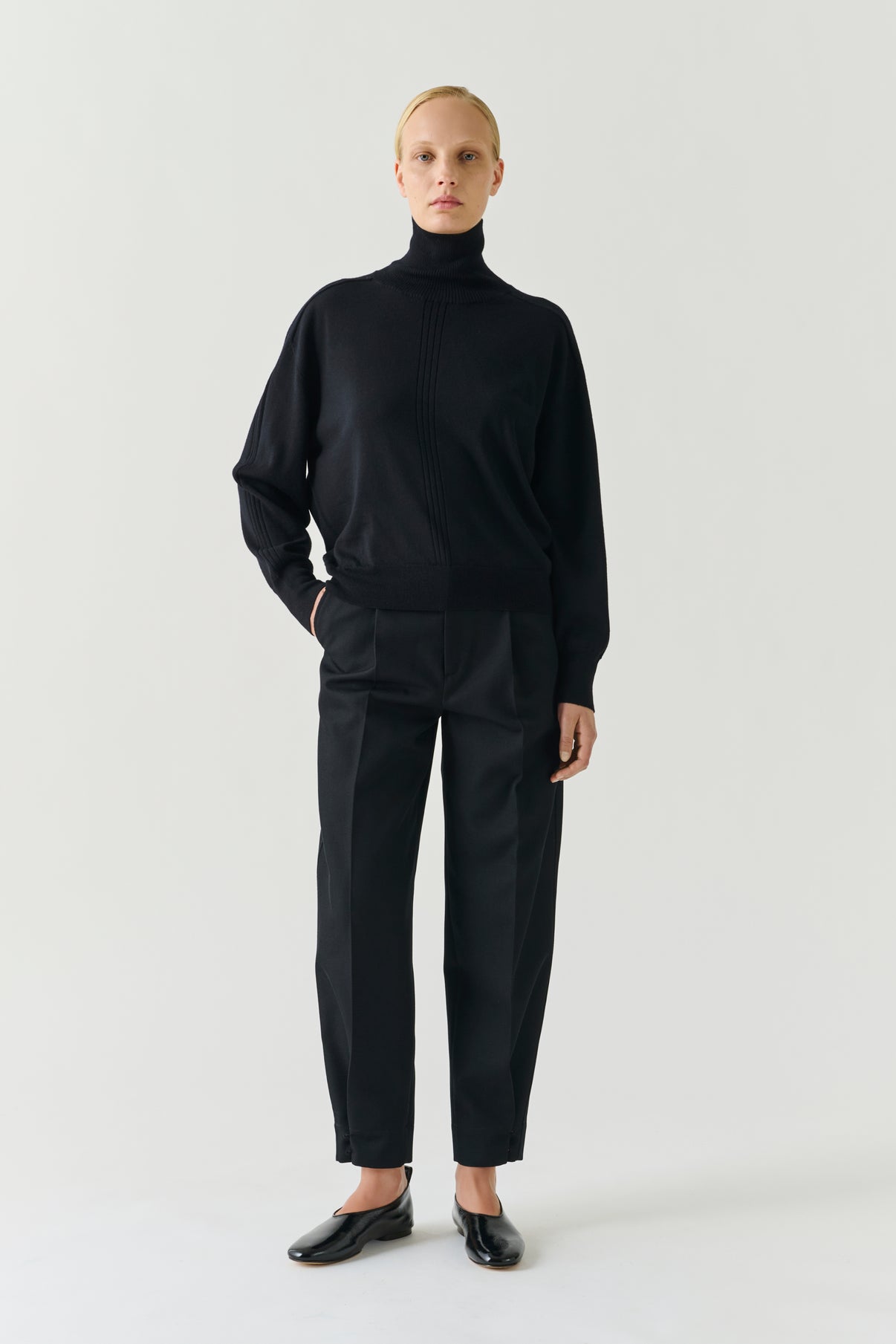 Maglione Nord - Lana Merino Nera Colletto a Collo Alto Oversize - Soeur vue 2