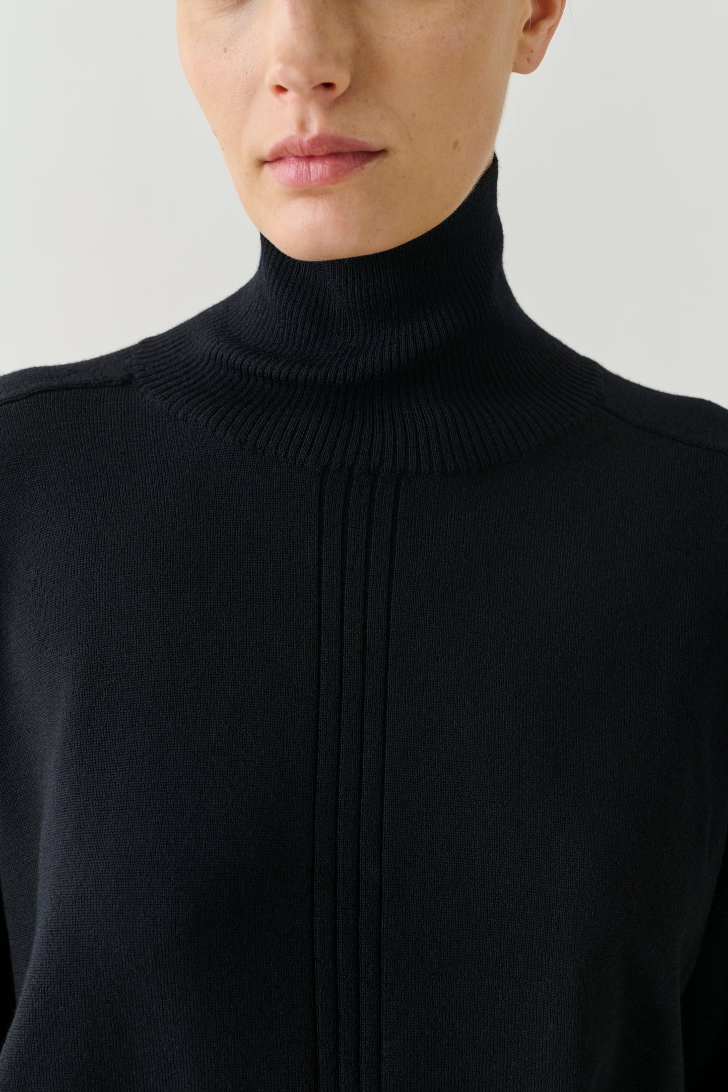 Maglione Nord - Lana Merino Nera Colletto a Collo Alto Oversize - Soeur
