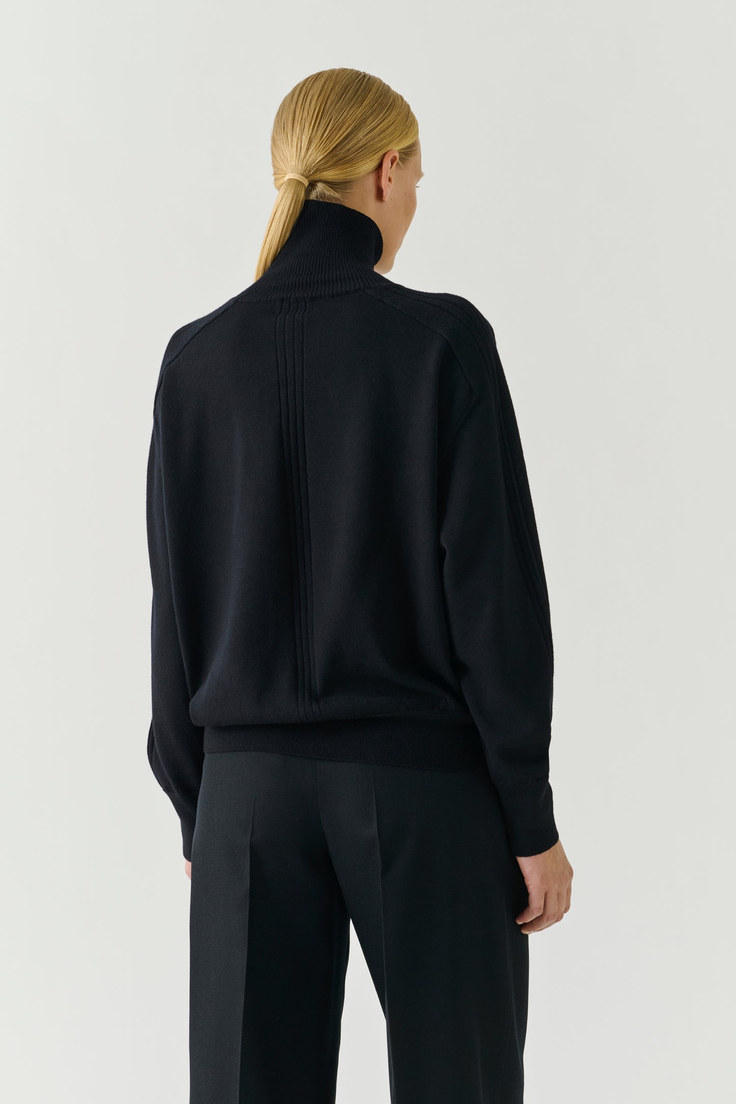 Maglione Nord - Lana Merino Nera Colletto a Collo Alto Oversize - Soeur